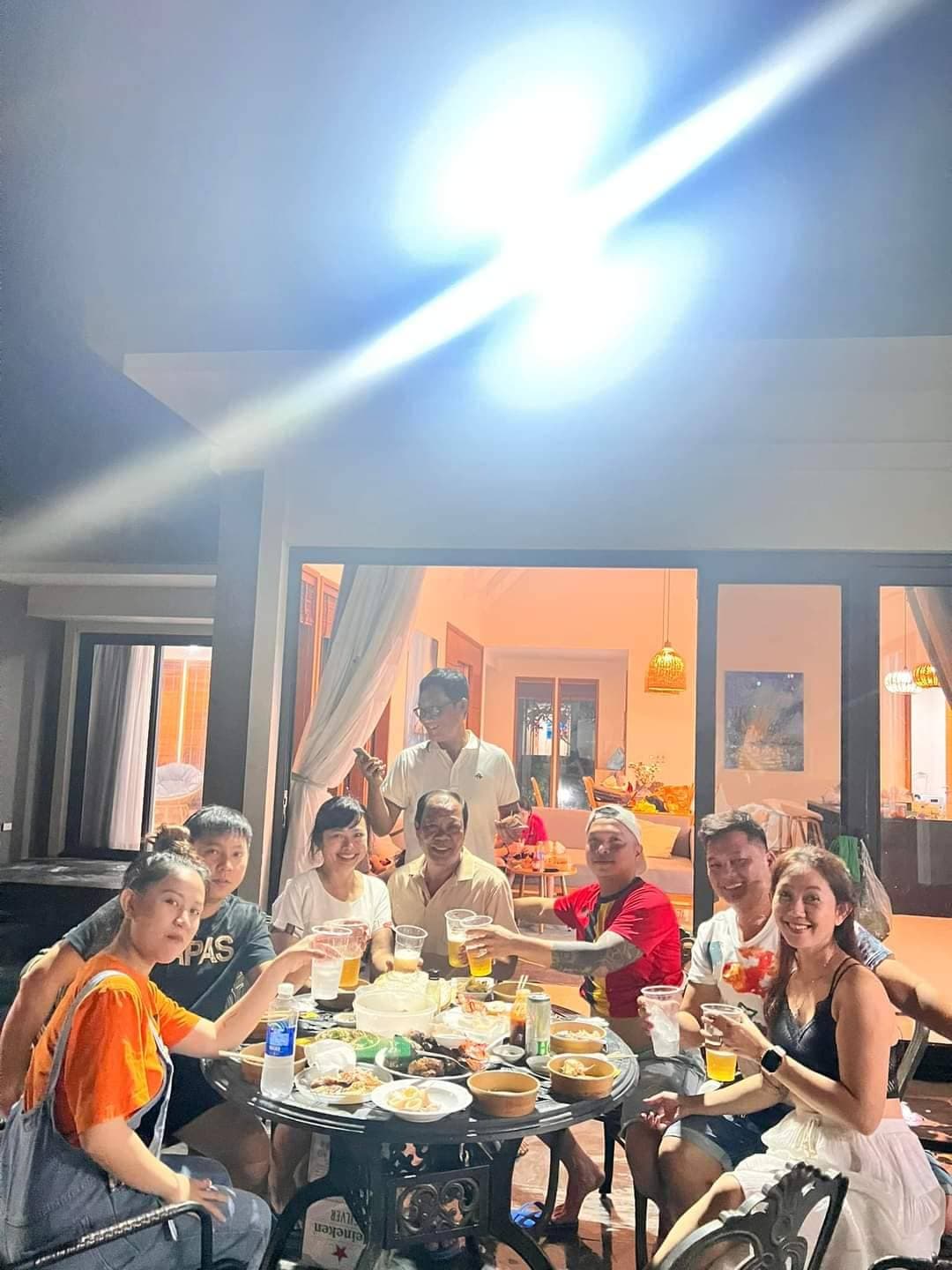 Du khách dùng tiệc tối với nhau tại Villa Coastar Hồ Tràm Du khách dùng tiệc tối với nhau tại Villa Coastar Hồ Tràm