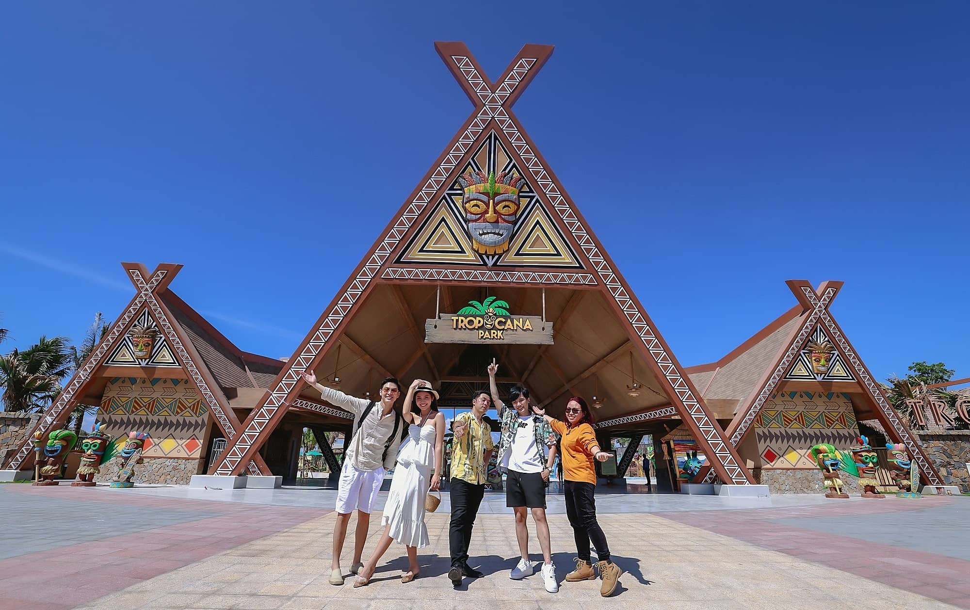 Khách chụp hình lưu niệm trước cổng chào Tropicana Park Hồ Tràm Khách chụp hình lưu niệm trước cổng chào Tropicana Park Hồ Tràm