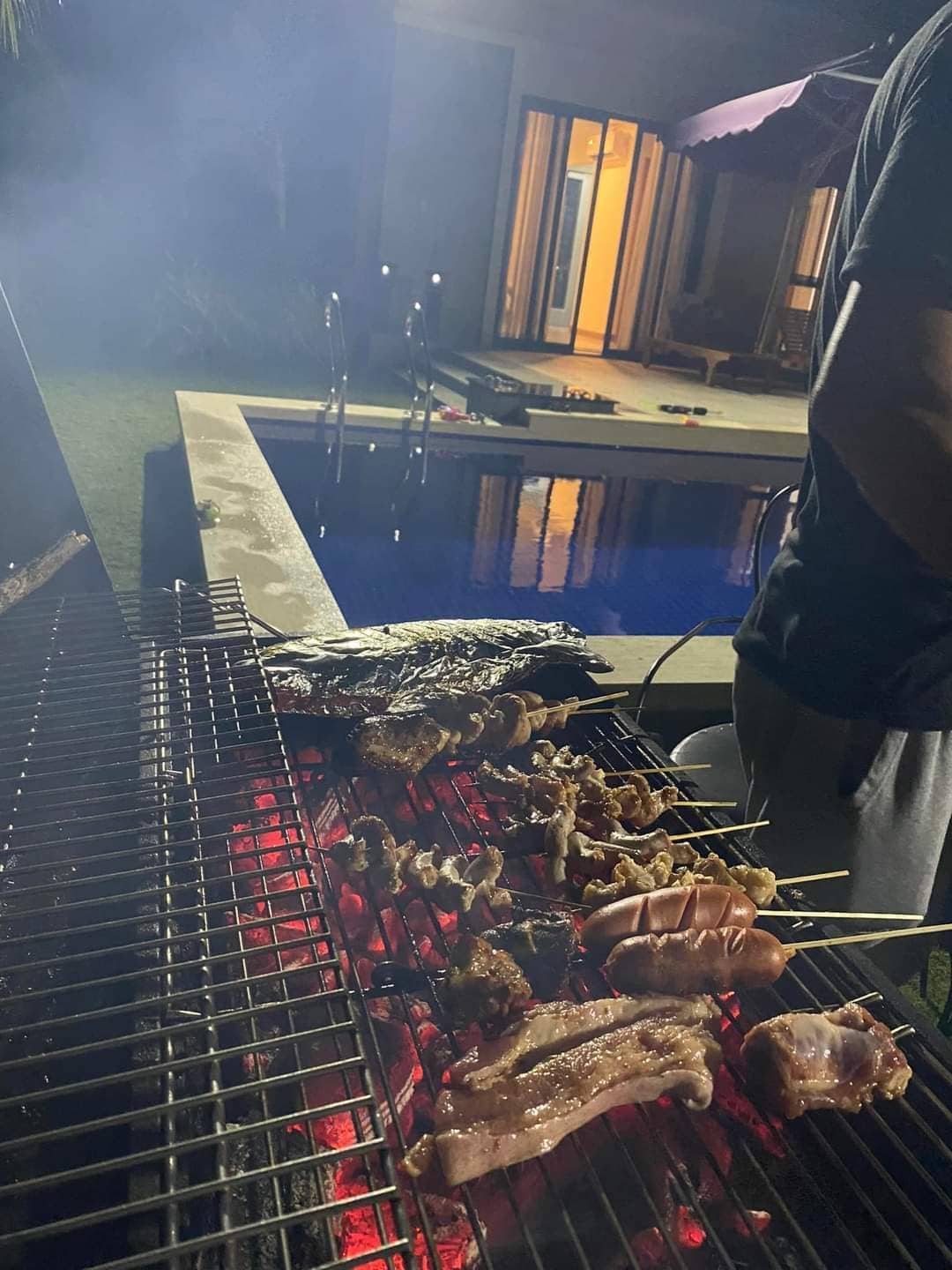 Tiệc BBQ nướng trong khuôn viên villa Hồ Tràm Tiệc BBQ nướng trong khuôn viên villa Hồ Tràm