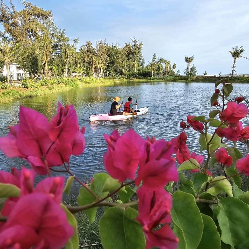 Du khách có thể chèo thuyền Kayak trong Emerald Hồ Tràm resort Du khách có thể chèo thuyền Kayak trong Emerald Hồ Tràm resort