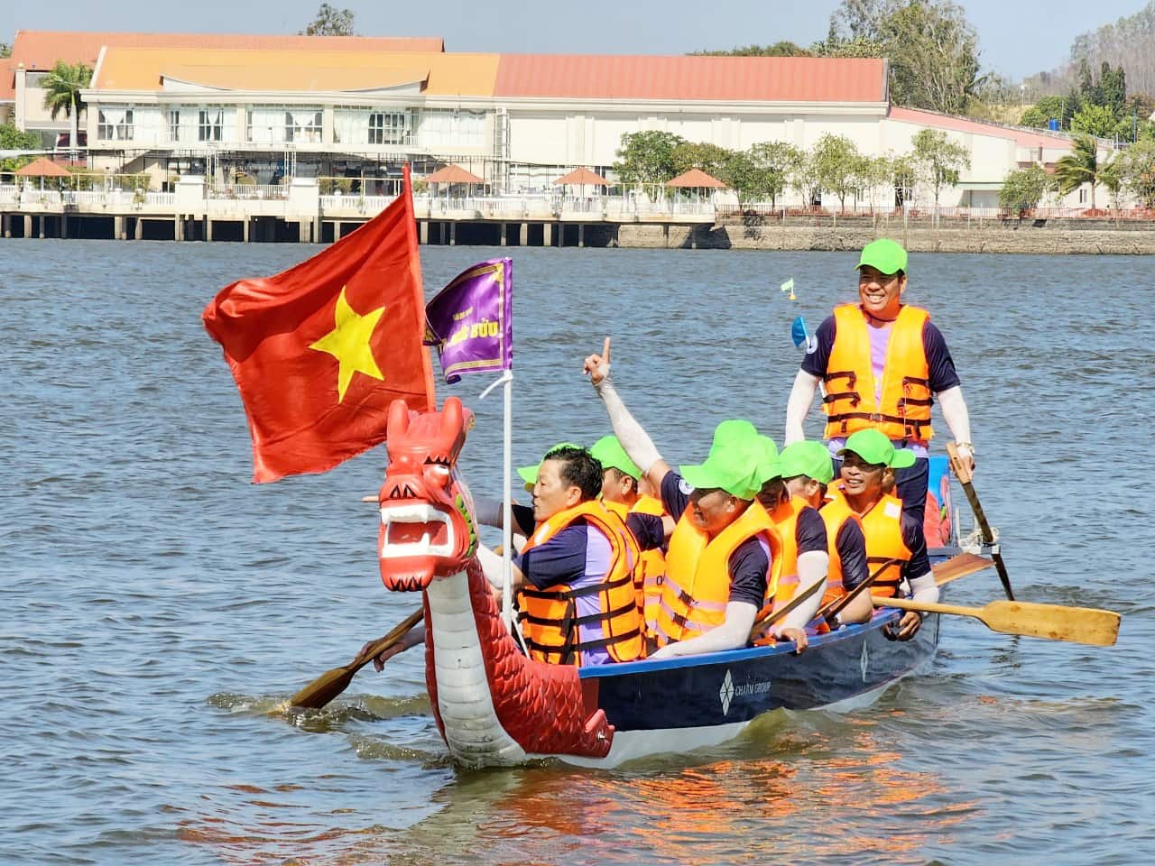 Ai tham gia giải đua thuyền rồng trên hồ Xuyên Mộc cũng đều rất vui vẻ Ai tham gia giải đua thuyền rồng trên hồ Xuyên Mộc cũng đều rất vui vẻ