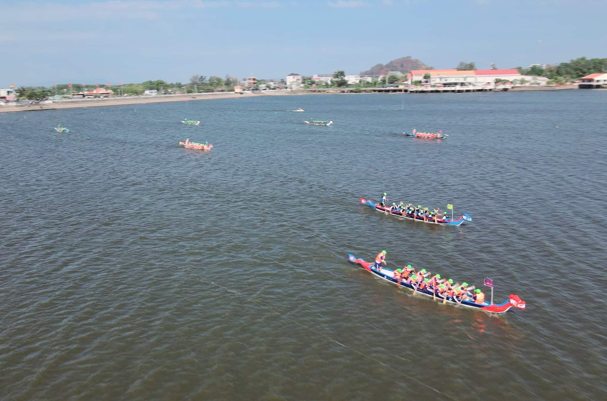 Giải đua thuyền rồng trên hồ Xuyên Mộc nhìn từ trên cao Giải đua thuyền rồng trên hồ Xuyên Mộc nhìn từ trên cao