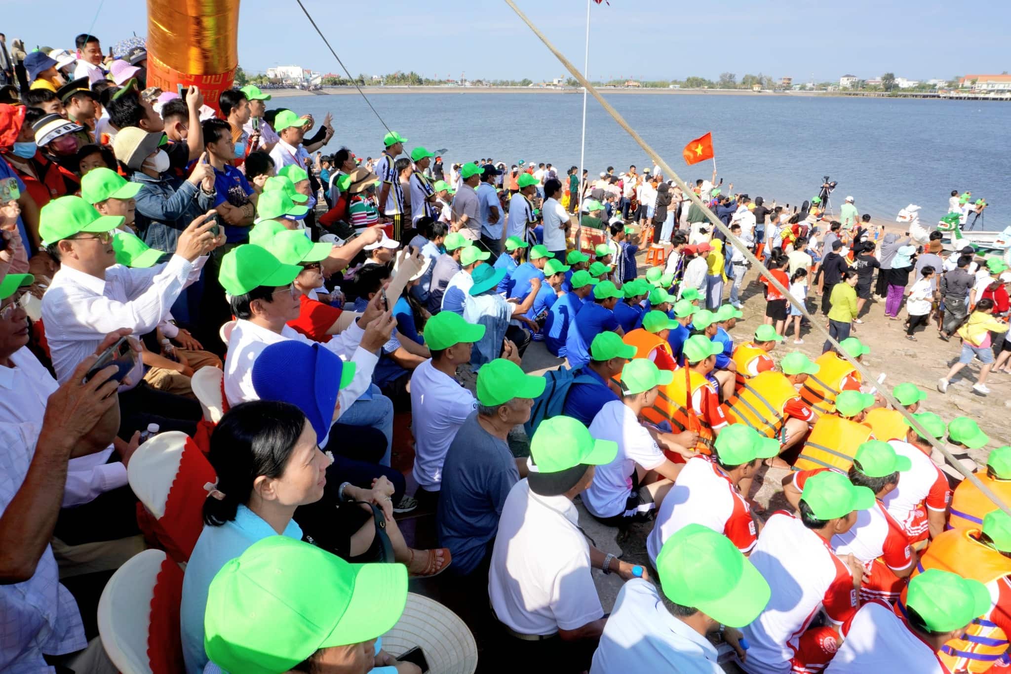 Hàng ngàn khán giả đội nắng cổ vũ cho giải đua thuyền rồng trên hồ Xuyên Mộc Hàng ngàn khán giả đội nắng cổ vũ cho giải đua thuyền rồng trên hồ Xuyên Mộc