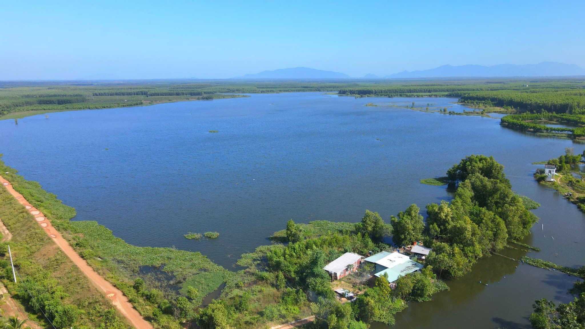 Hồ Sông Hỏa nhìn thật đẹp từ trên cao Hồ Sông Hỏa nhìn thật đẹp từ trên cao