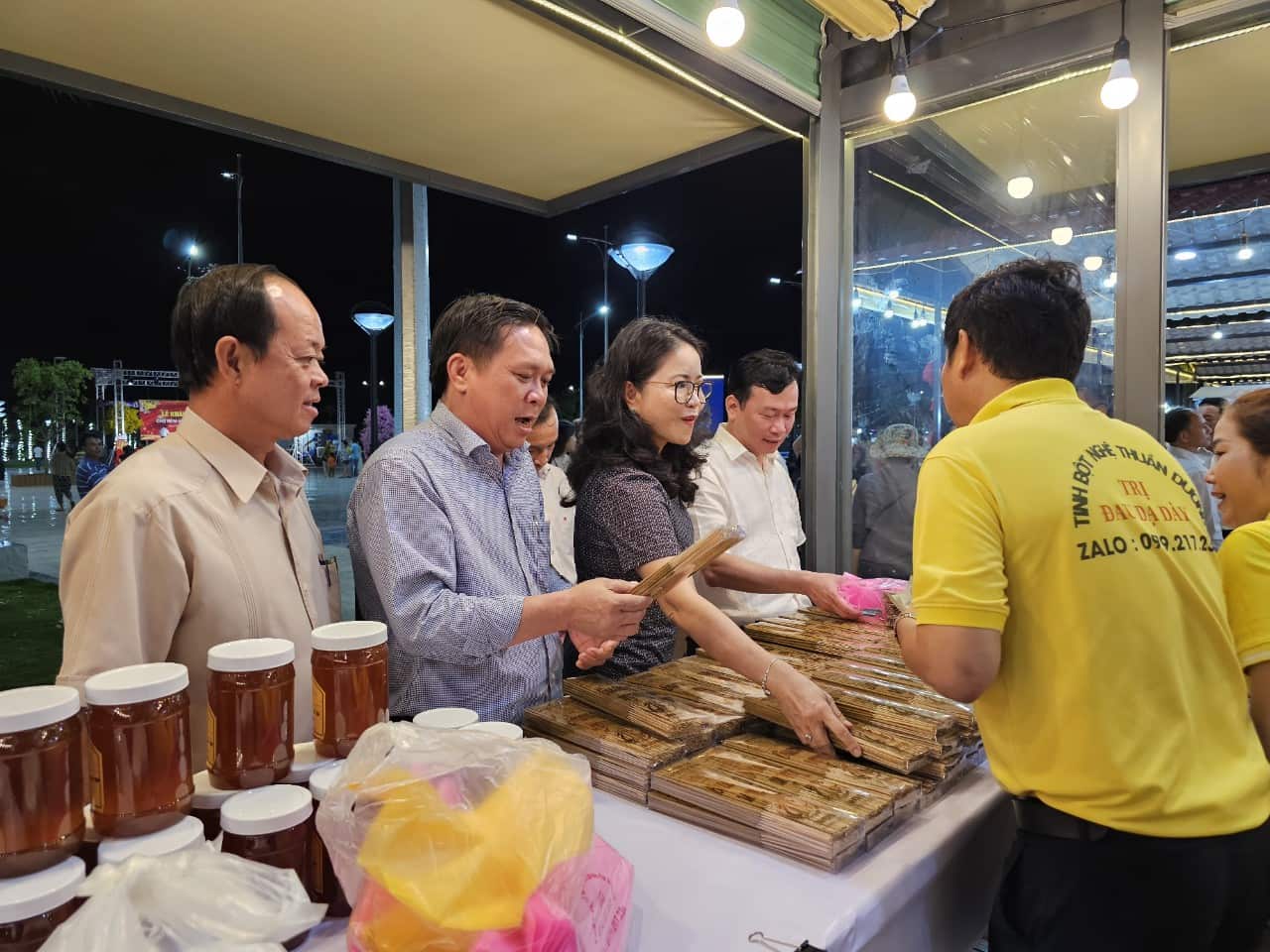 Chính quyền địa phương tham quan trong ngày khánh thành chợ đêm Xuyên Mộc Chính quyền địa phương tham quan trong ngày khánh thành chợ đêm Xuyên Mộc