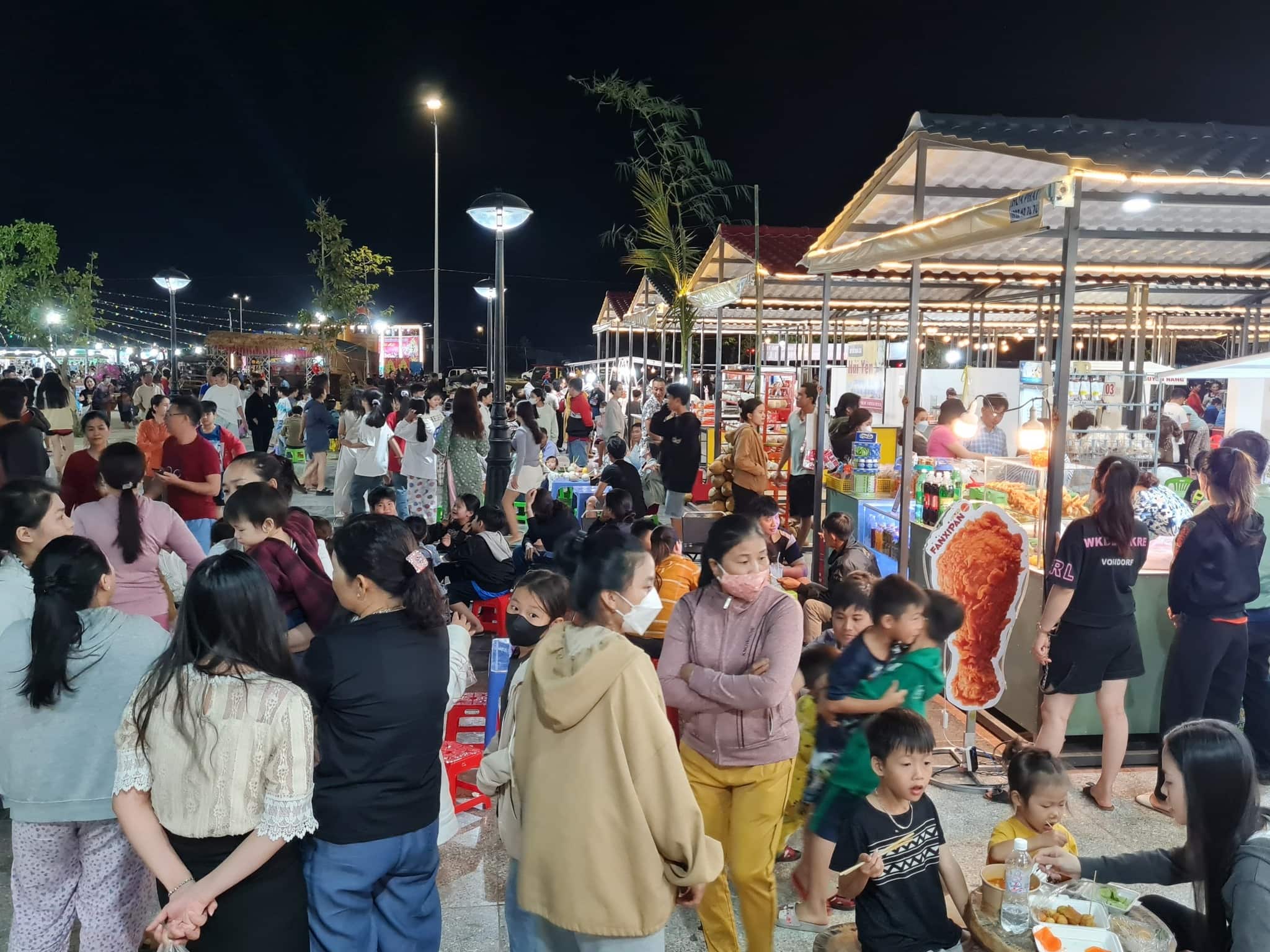 Người dân huyện và du khách lại có thêm một điểm vui chơi nhờ vào việc khánh thành chợ đêm Xuyên Mộc Người dân huyện và du khách lại có thêm một điểm vui chơi nhờ vào việc khánh thành chợ đêm Xuyên Mộc