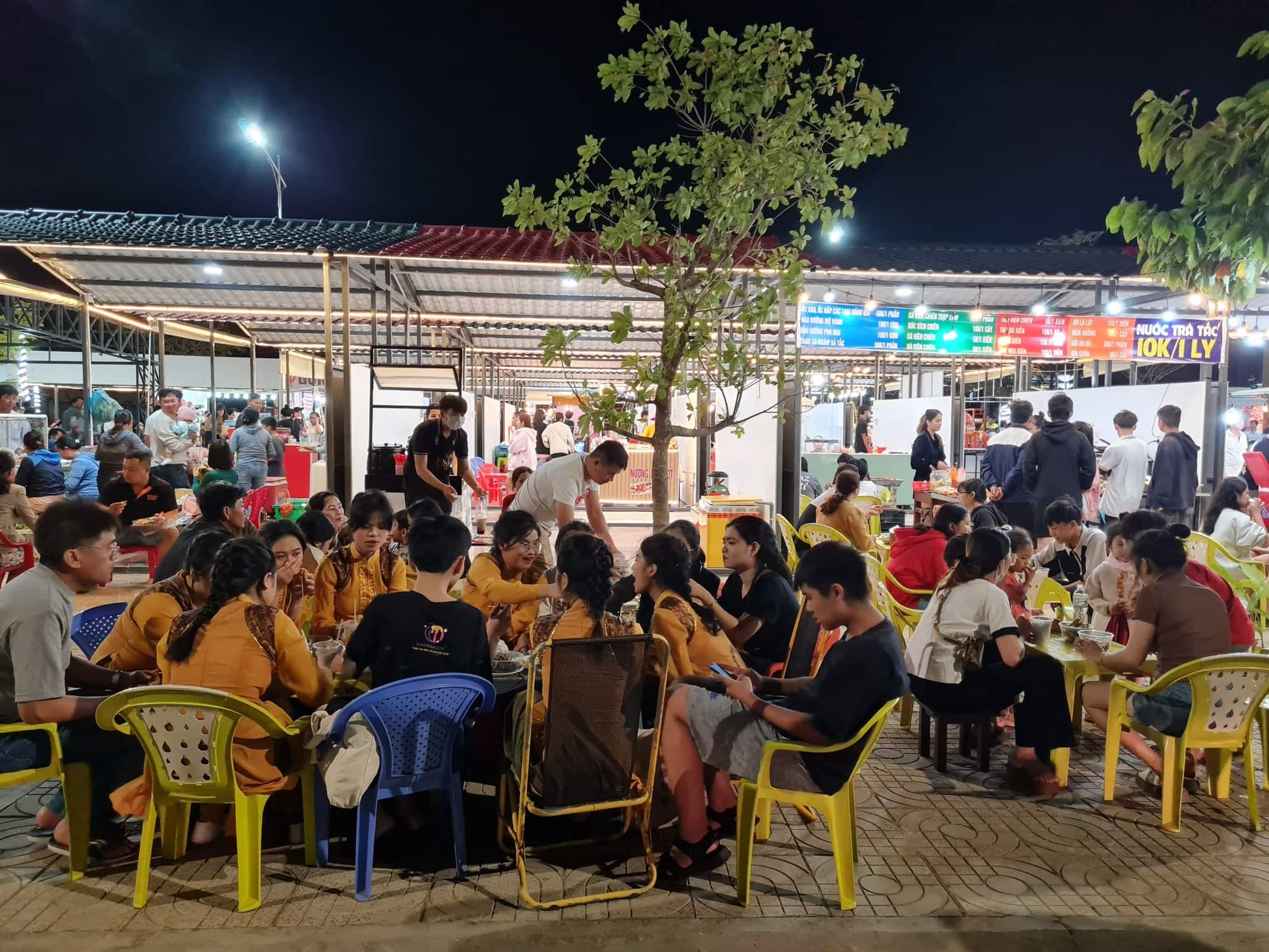 Rất nhiều người dân đến tham quan ăn uống tại buổi khánh thành chợ đêm Xuyên Mộc Rất nhiều người dân đến tham quan ăn uống tại buổi khánh thành chợ đêm Xuyên Mộc