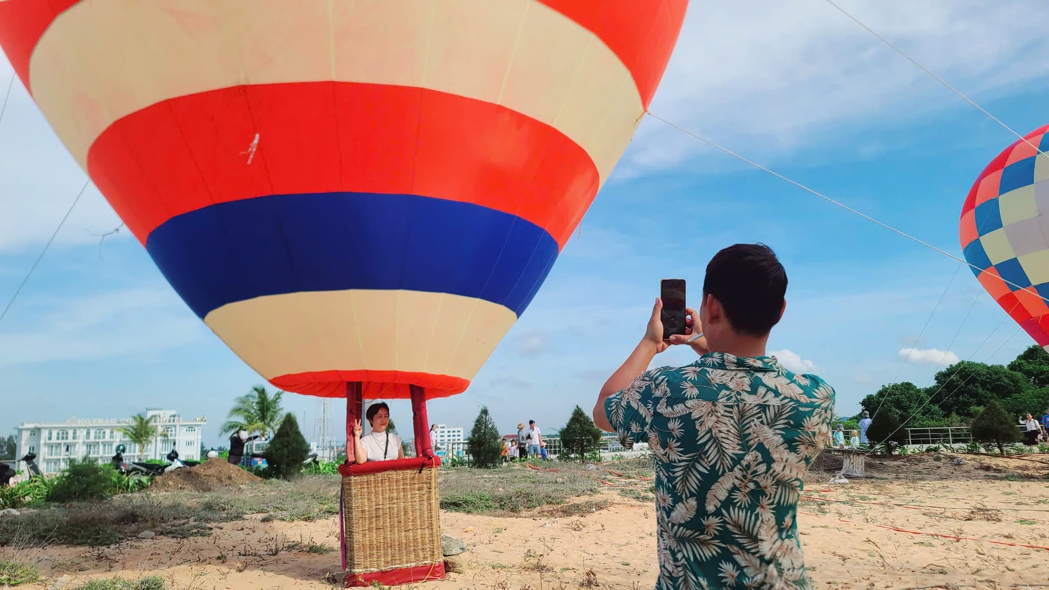 Rất nhiều du khách đến chụp ảnh khinh khí cầu tại Hồ Tràm Rất nhiều du khách đến chụp ảnh khinh khí cầu tại Hồ Tràm