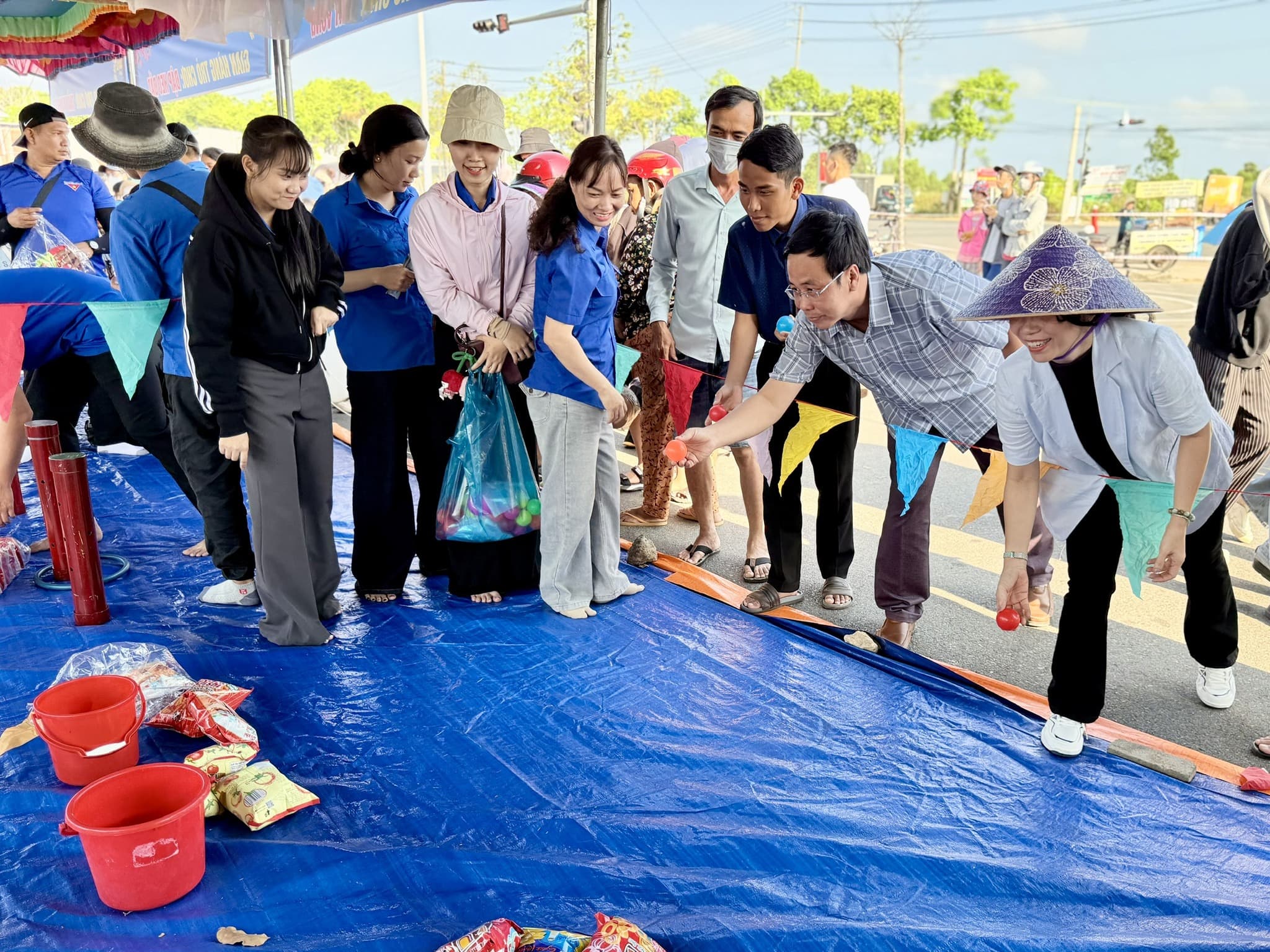 ò chơi dân gian thu hút nhiều quan khách vui chơi ò chơi dân gian thu hút nhiều quan khách vui chơi