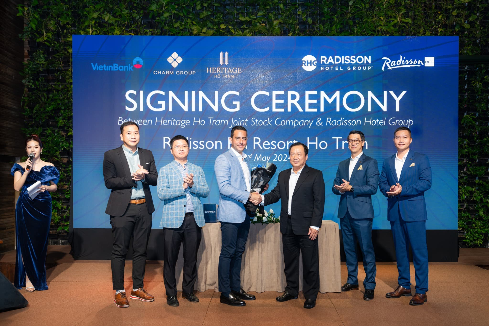 Cái bắt tay quan trọng trong lễ ký kết hợp tác chiến lược dự án Radisson Blu resort Hồ Tràm Cái bắt tay quan trọng trong lễ ký kết hợp tác chiến lược dự án Radisson Blu resort Hồ Tràm