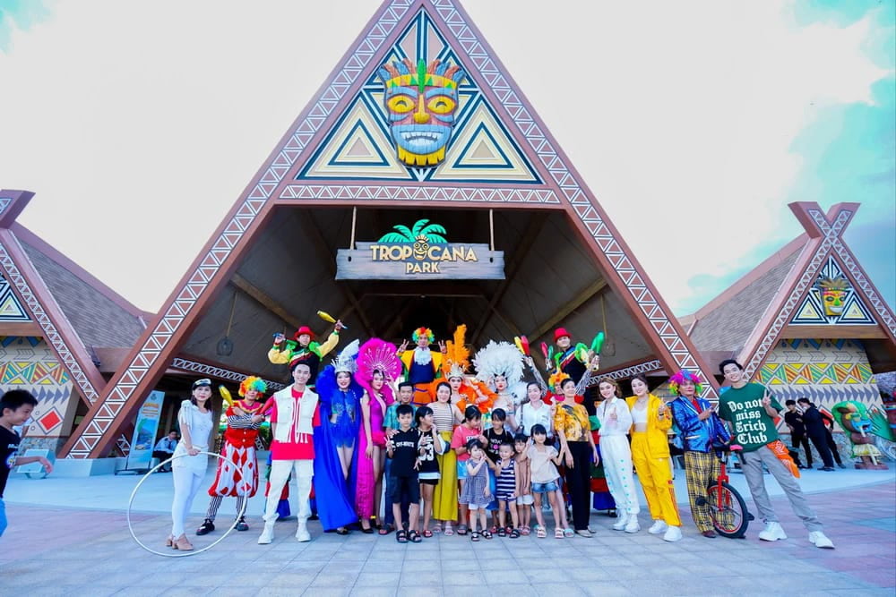 Du khách chụp hình lưu niệm trước cổng công viên nước Tropicana Park Hồ Tràm Du khách chụp hình lưu niệm trước cổng công viên nước Tropicana Park Hồ Tràm