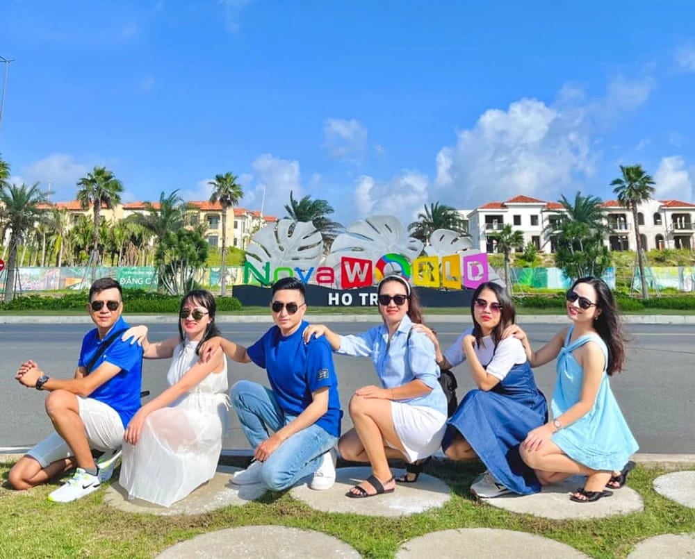 Du khách chụp hình trước cổng vào Nova World Hồ Tràm Du khách chụp hình trước cổng vào Nova World Hồ Tràm