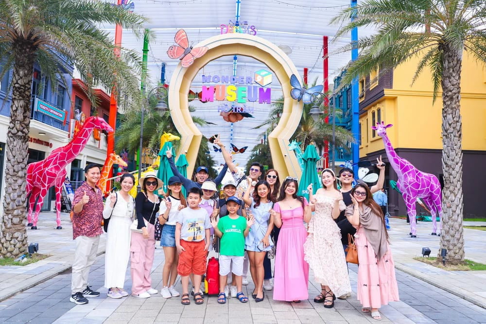 Du khách chụp hình lưu niệm tại bảo tàng mới khai trương trong Nova World Hồ Tràm Du khách chụp hình lưu niệm tại bảo tàng mới khai trương trong Nova World Hồ Tràm