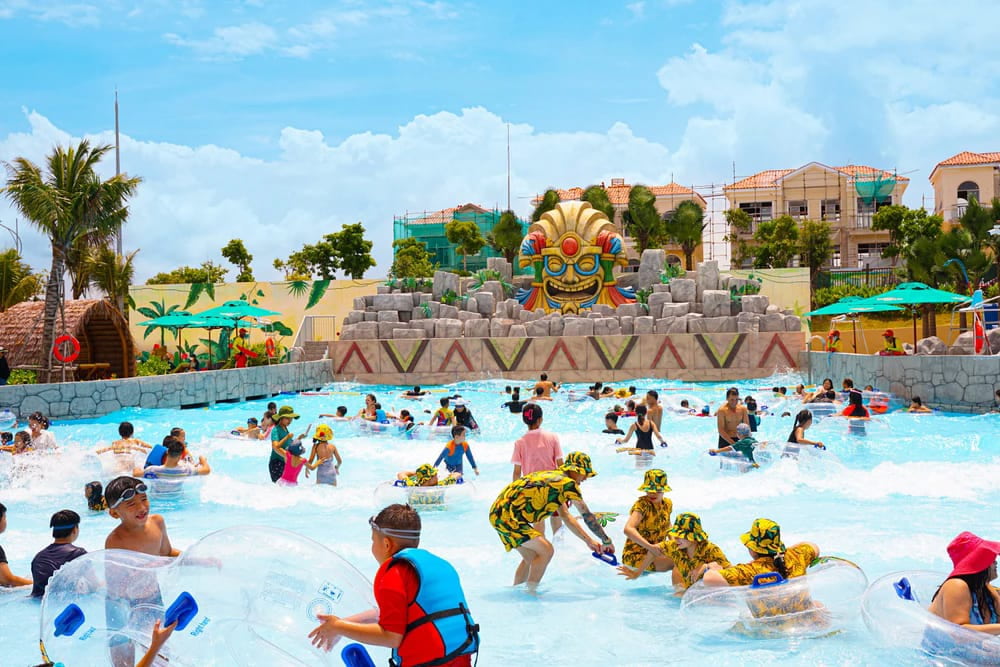 Du khách vui chơi trong công viên nước Tropicana Hồ Tràm Du khách vui chơi trong công viên nước Tropicana Hồ Tràm
