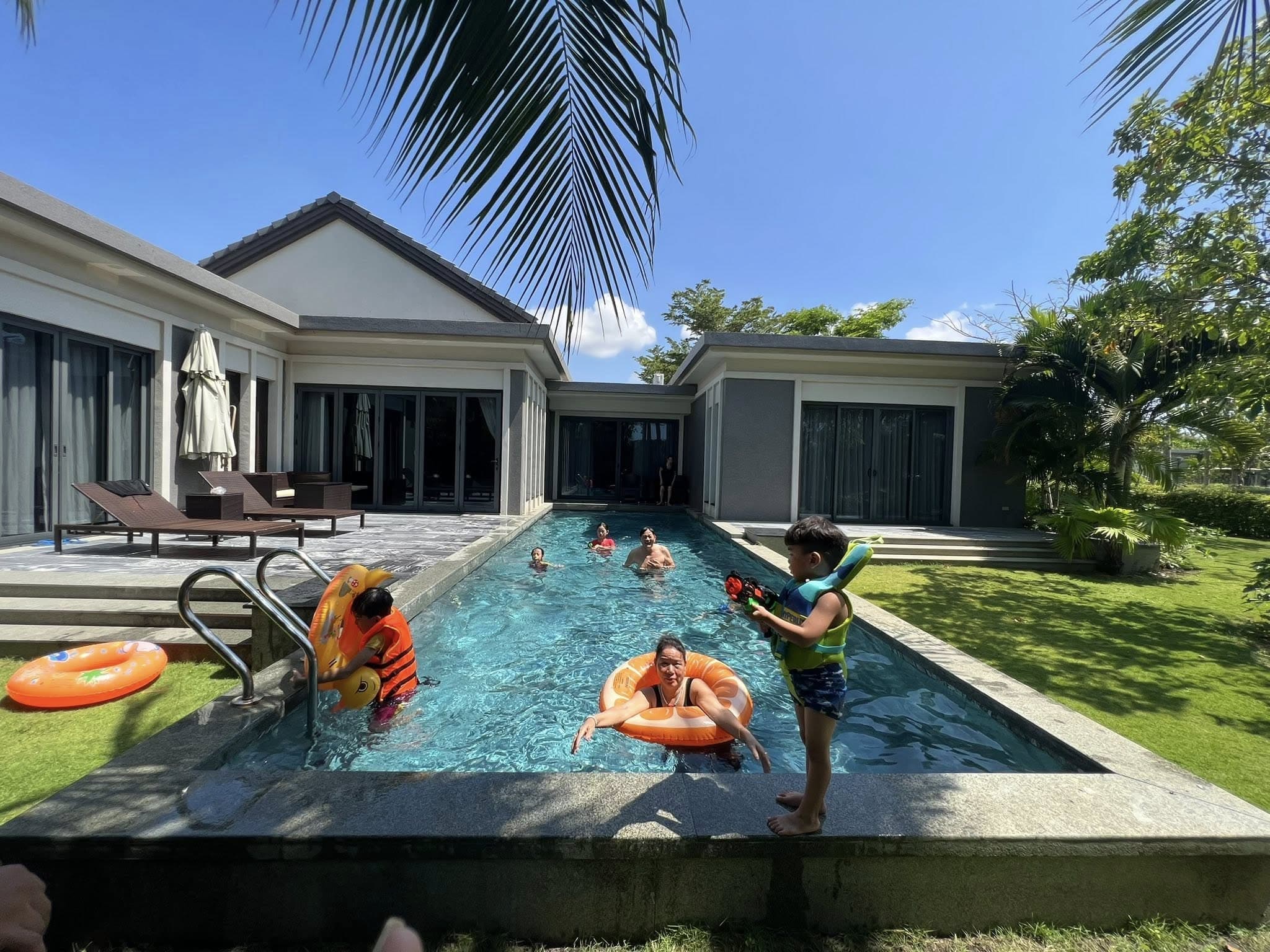 Các bé vui chơi trong hồ bơi riêng của villa Coastar Hồ Tràm Các bé vui chơi trong hồ bơi riêng của villa Coastar Hồ Tràm