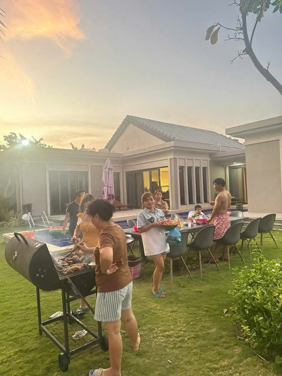 Khách làm tiệc nướng BBQ ngoài vườn của Resort Coastar Hồ Tràm Khách làm tiệc nướng BBQ ngoài vườn của Resort Coastar Hồ Tràm