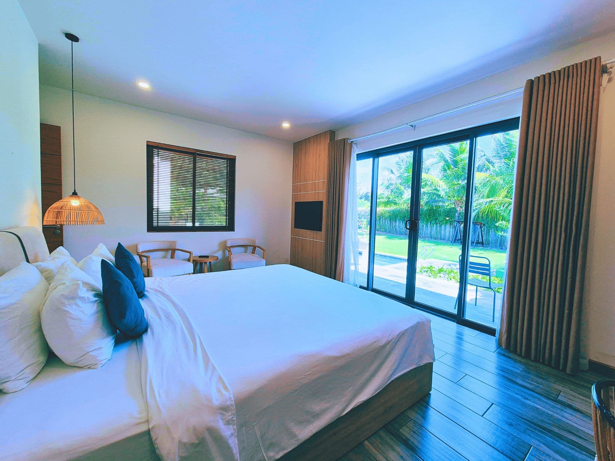 Phòng ngủ master của villa có view nhìn ra vườn mát rượi Phòng ngủ master của villa có view nhìn ra vườn mát rượi