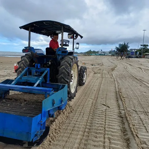 Hồ Tràm làm sạch bãi tắm công cộng bằng máy sàng rác
