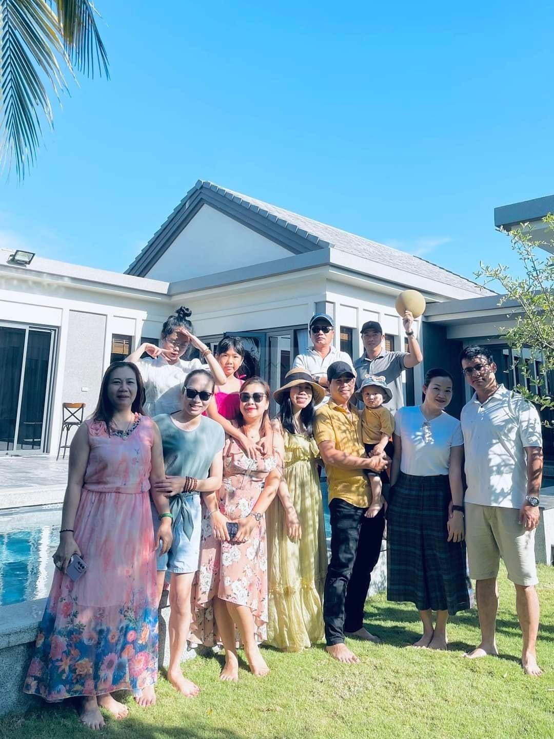 Khách chụp hình kỷ niệm khi nghỉ dưỡng tại Villa Coastar Hồ Tràm Khách chụp hình kỷ niệm khi nghỉ dưỡng tại Villa Coastar Hồ Tràm