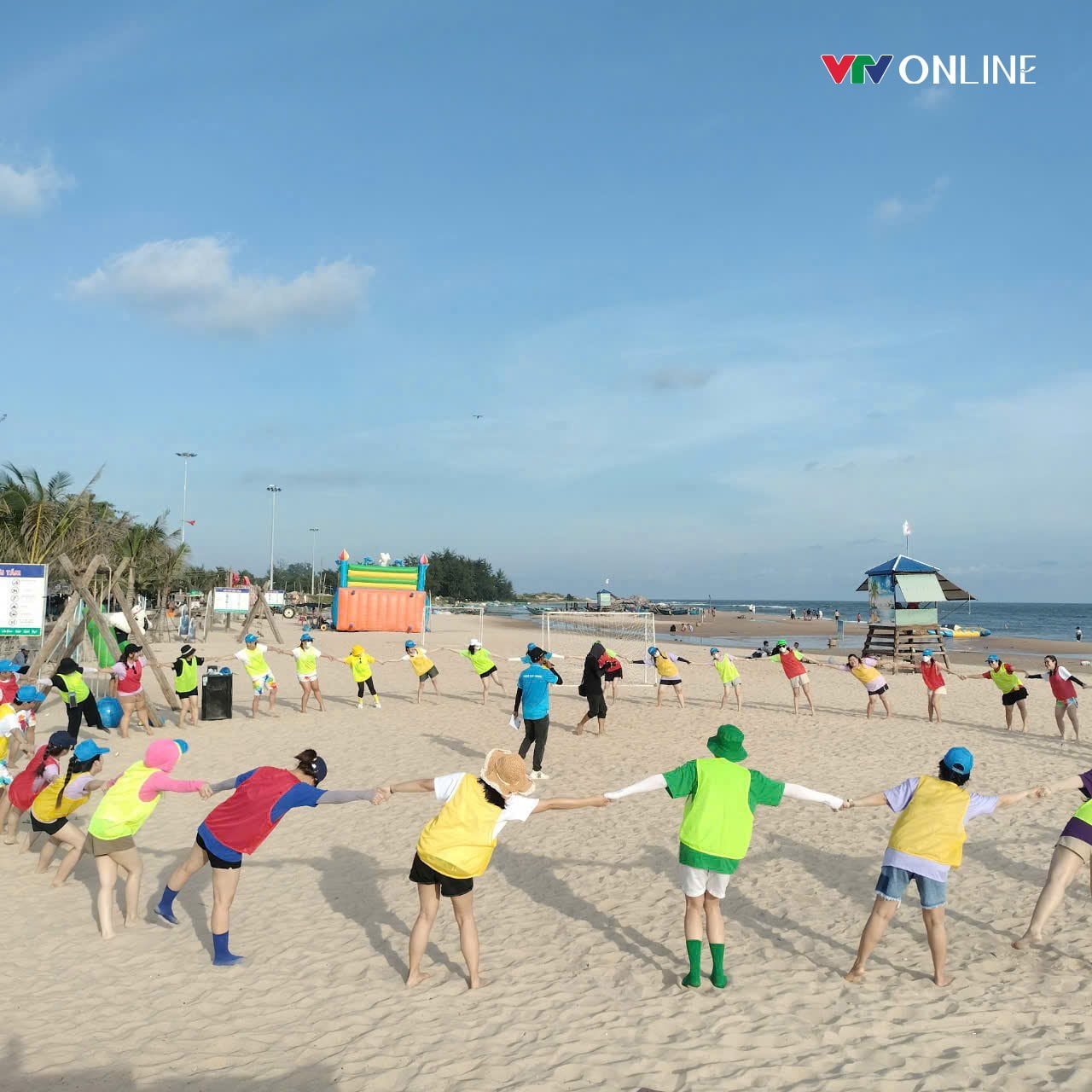 Du khách chơi team building tại bãi biển Hồ Tràm Du khách chơi team building tại bãi biển Hồ Tràm