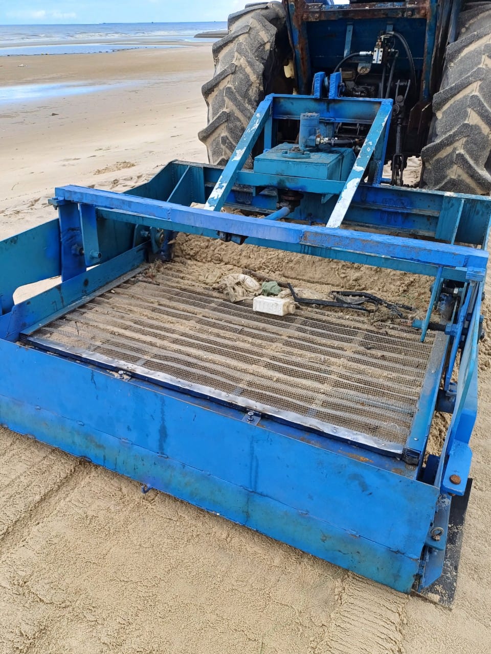 làm sạch bãi tắm công cộng bằng máy sàng rác
