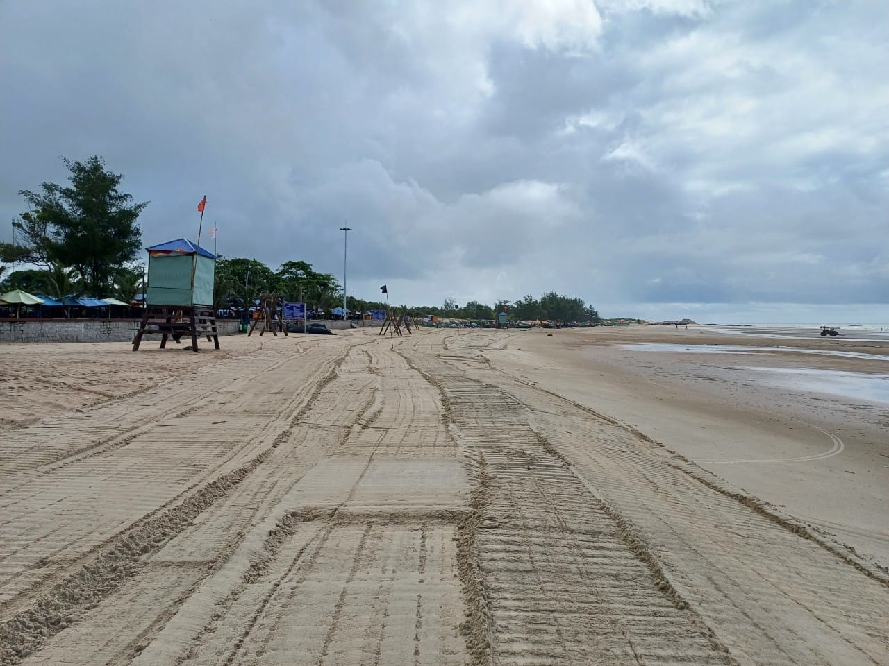 làm sạch bãi tắm công cộng bằng máy sàng rác