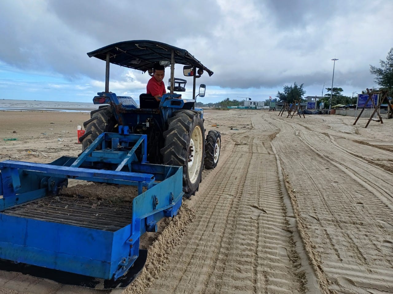 làm sạch bãi tắm công cộng bằng máy sàng rác
