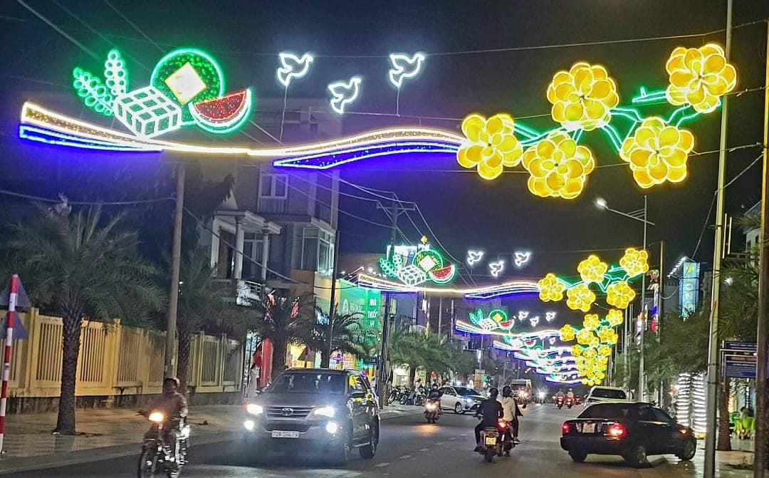 Xuyên Mộc trang trí Tết bằng hình tượng hoa mai, bánh chưng, dưa hấu rất đẹp Xuyên Mộc trang trí Tết bằng hình tượng hoa mai, bánh chưng, dưa hấu rất đẹp