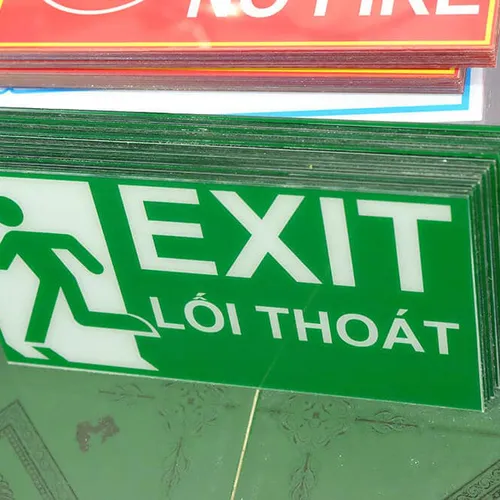 Bảng Exit Mica chỉ dẫn lối thoát hiểm giá rẻ 15x30cm