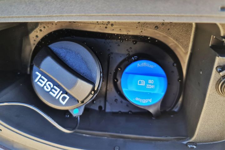 Nơi đổ dung dịch giảm khí thải AdBlue trên Ford Everest 2022 (nắp màu xanh). Nơi đổ dung dịch giảm khí thải AdBlue trên Ford Everest 2022 (nắp màu xanh).