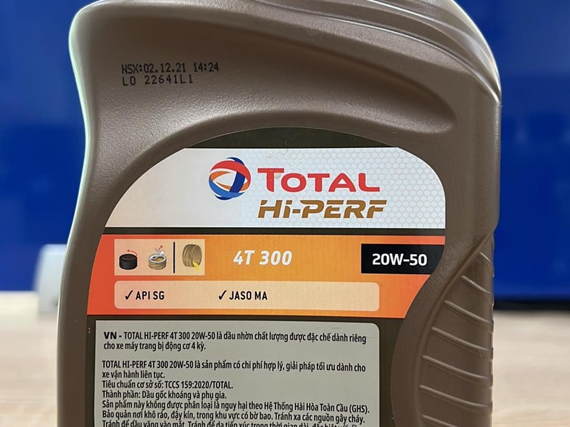 Dầu xe máy TOTAL HI PERF 4T 300 20W50 800mL