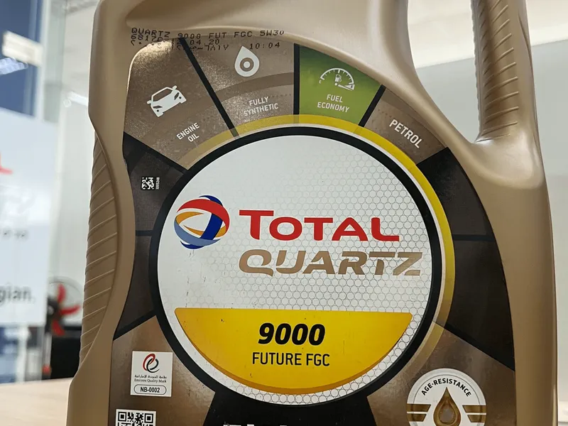 Dầu động cơ xe ô tô cao cấp TOTAL QUARTZ 9000 FUTURE FGC 5W30
