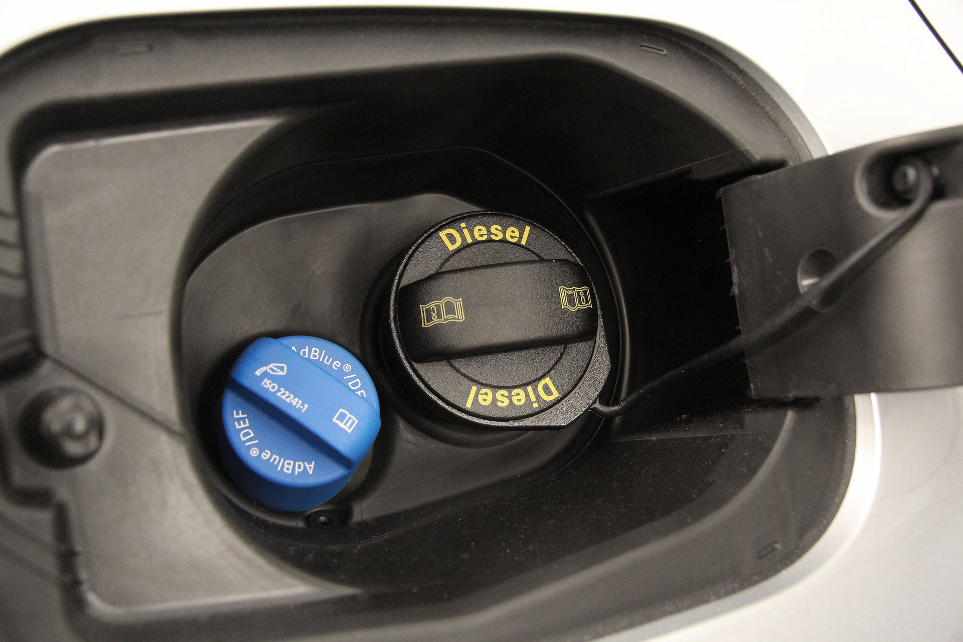 Vị trí nạp dung dịch xử lý khí thải AdBlue Vị trí nạp dung dịch xử lý khí thải AdBlue