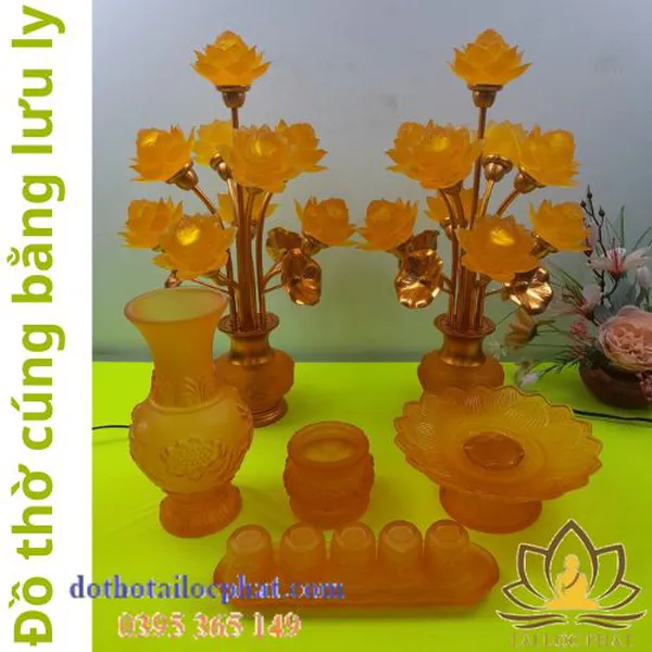 Đồ thờ cúng bằng lưu ly