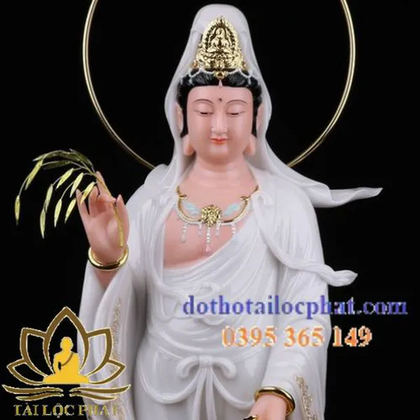 Tượng Phật Quan Thế Âm đứng có hào quang