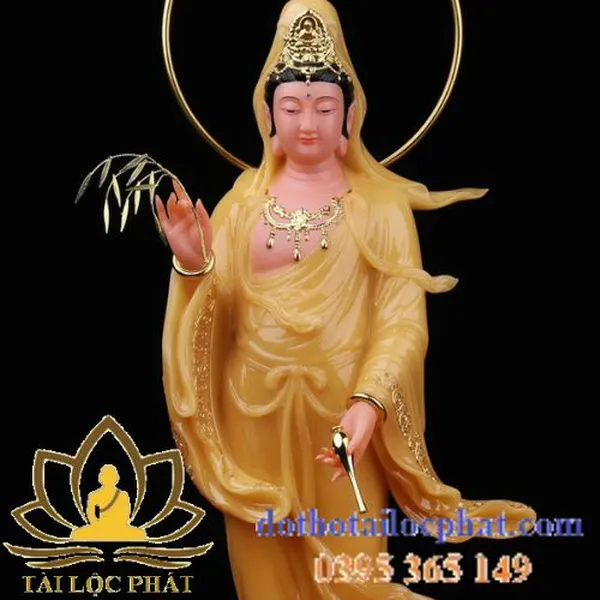 Tượng Phật Quan Thế Âm đứng có hào quang