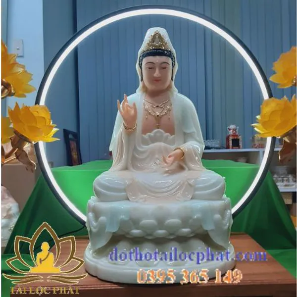Tượng Quan Âm bồ tát ngồi tòa sen đẹp từ bi