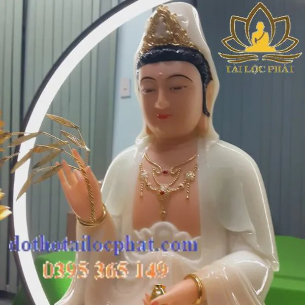 Tượng Quan Âm bồ tát ngồi tòa sen đẹp từ bi