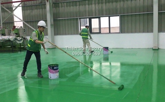 Thi công sơn epoxy hệ lăn rulo. Thi công sơn epoxy hệ lăn rulo.