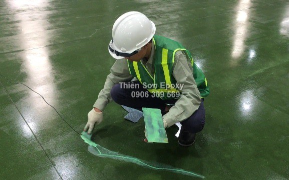 Công đoạn xử lý vết nứt sàn. Công đoạn xử lý vết nứt sàn.
