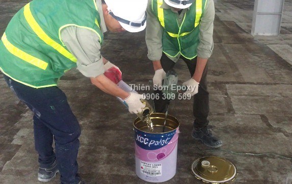 Trộn đều 2 thành phần trước khi sơn. Trộn đều 2 thành phần trước khi sơn.