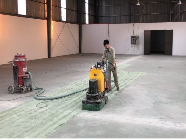 Công đoạn mài sàn trước khi sơn. Công đoạn mài sàn trước khi sơn.