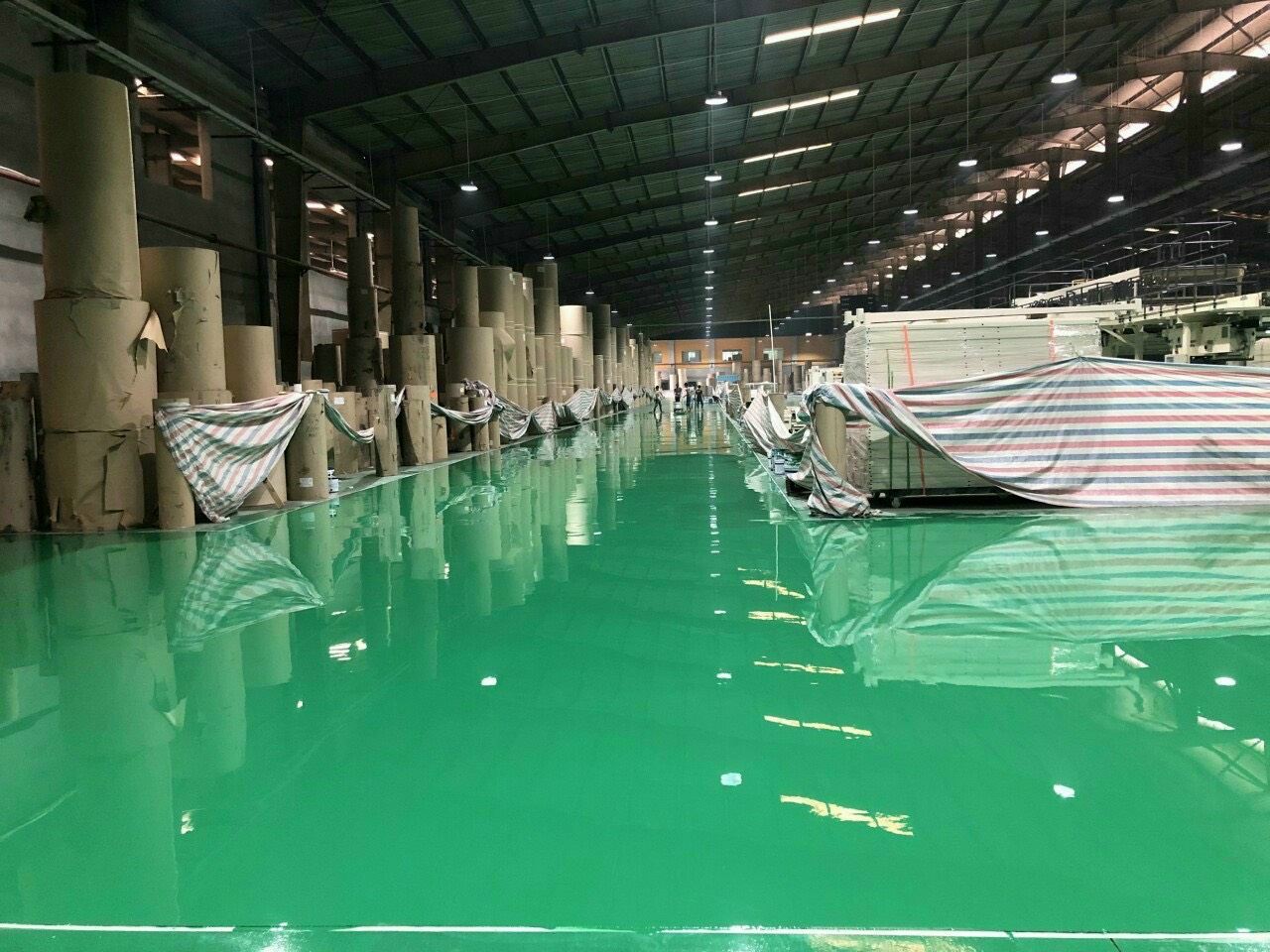 Sơn epoxy tự san chống chịu lực cực tốt. Sơn epoxy tự san chống chịu lực cực tốt.