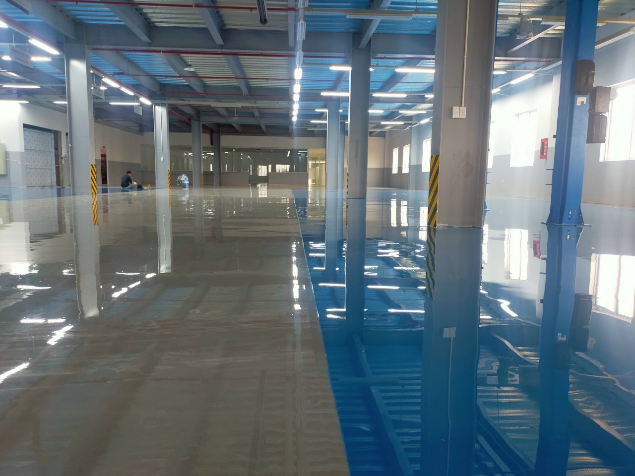 Sơn epoxy tự san chịu tải trọng cao. Sơn epoxy tự san chịu tải trọng cao.