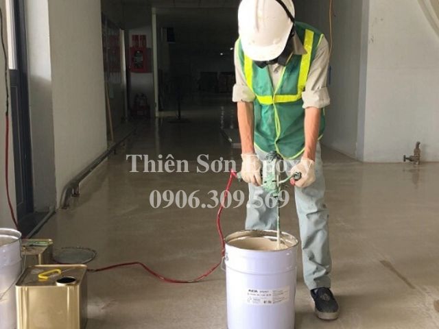 Pha sơn epoxy APT theo đúng tỷ lệ. Pha sơn epoxy APT theo đúng tỷ lệ.