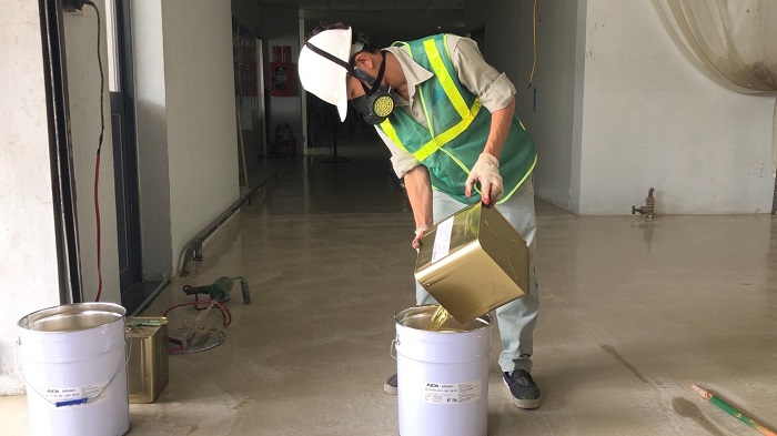 Công đoạn pha sơn epoxy APT. Công đoạn pha sơn epoxy APT.