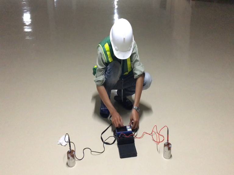 Đo điện trở bề mặt sàn sau khi thi công sơn epoxy EC50. Đo điện trở bề mặt sàn sau khi thi công sơn epoxy EC50.