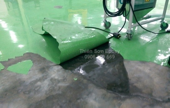 Sơn epoxy bị bong do không lót nilon chống thấm. Sơn epoxy bị bong do không lót nilon chống thấm.