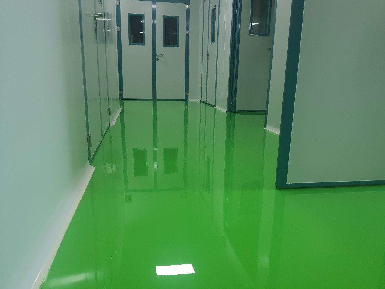 Phòng thí nghiệm thi công sơn epoxy chống axit. Phòng thí nghiệm thi công sơn epoxy chống axit.