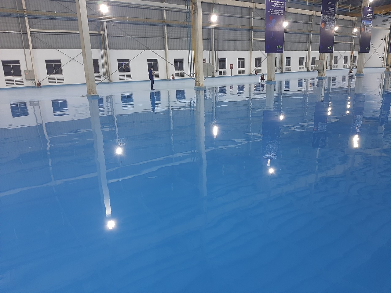 Sơn epoxy tự san phẳng. Sơn epoxy tự san phẳng.
